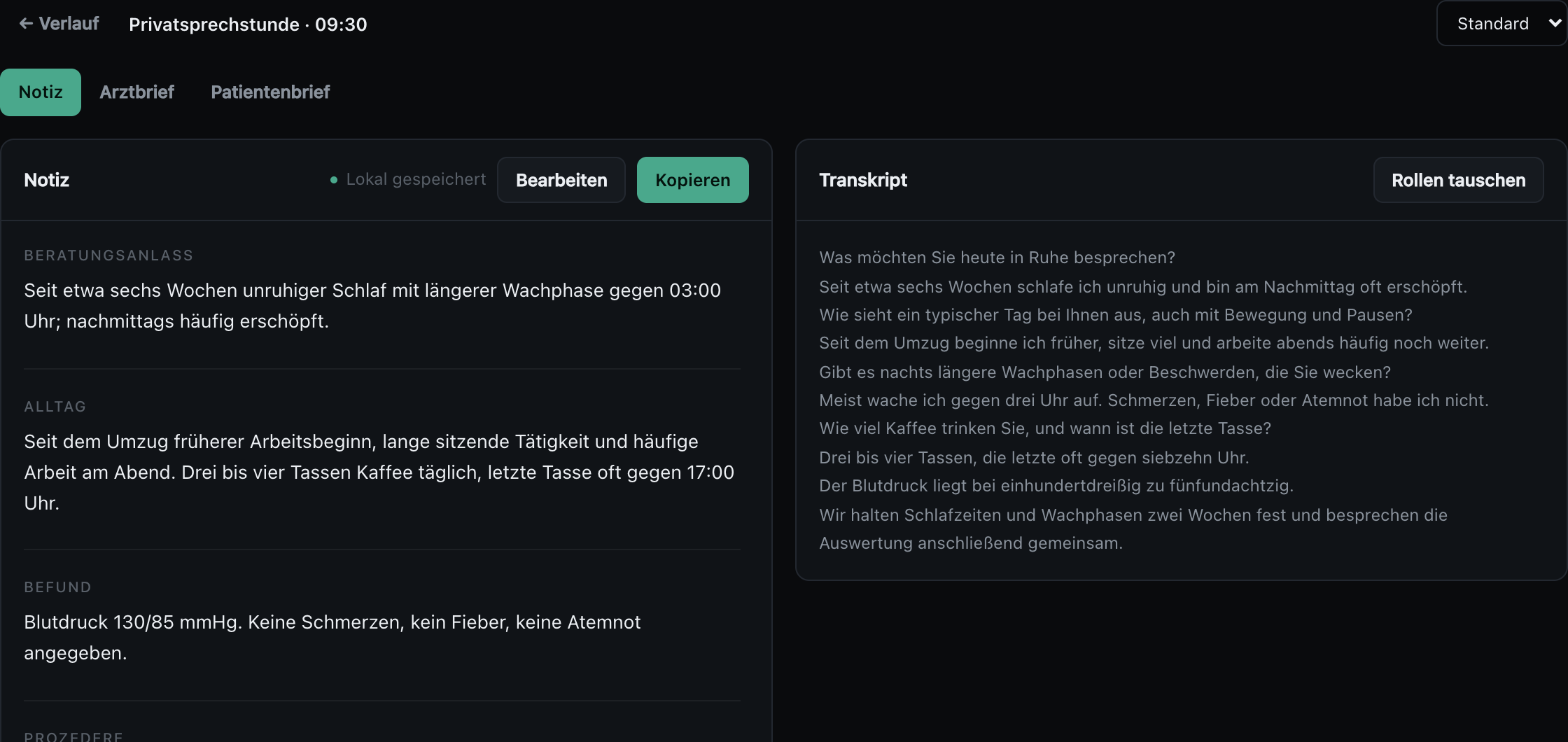 Durchsichtbildschirm: links ein bearbeitbarer Entwurf mit Beratungsanlass, Alltag, Befund und Prozedere, rechts das zugeordnete Transkript.